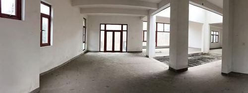 别墅内部空空如也，常年无人居住。澎湃新闻记者 龚菲 图