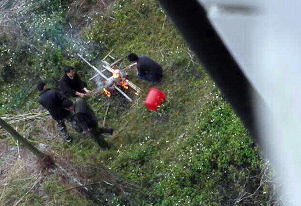学校教官在女生宿舍楼下当场杀狗烤食2