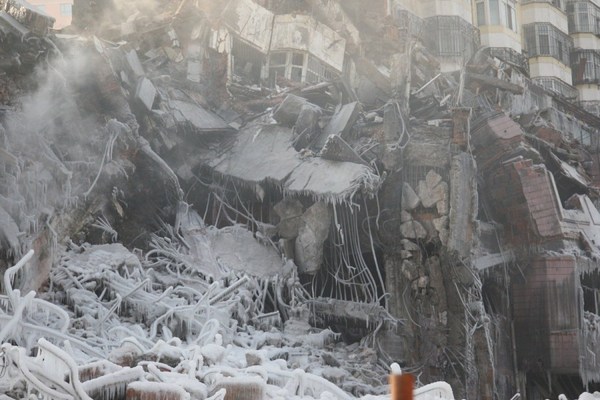 哈尔滨大火塌楼现场遭冰封如末日场景3