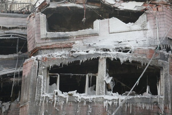哈尔滨大火塌楼现场遭冰封如末日场景4