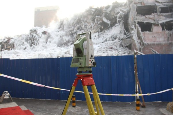 哈尔滨大火塌楼现场遭冰封如末日场景5