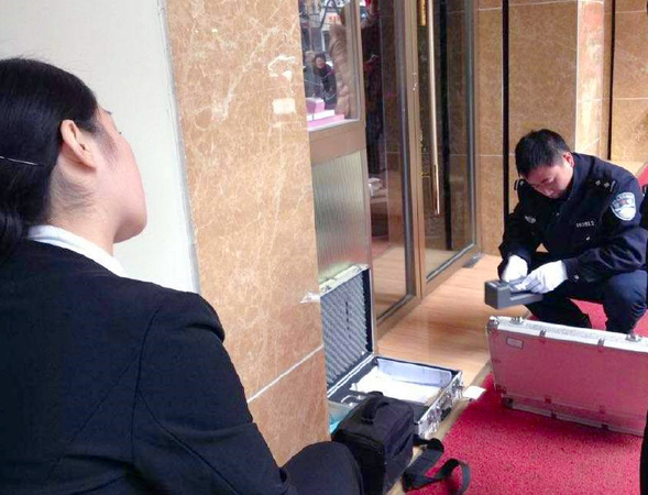 男子持枪抢劫金店70多万饰品-全程仅1分多钟3