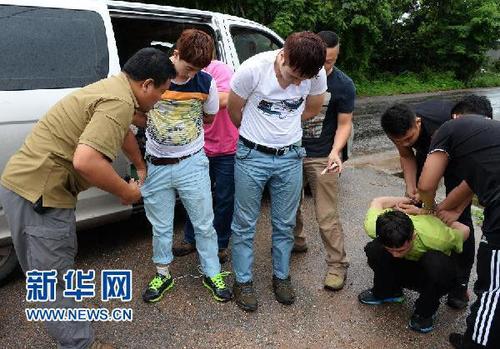 图为公安机关查获偷越国（边）境犯罪嫌疑人。新华社发