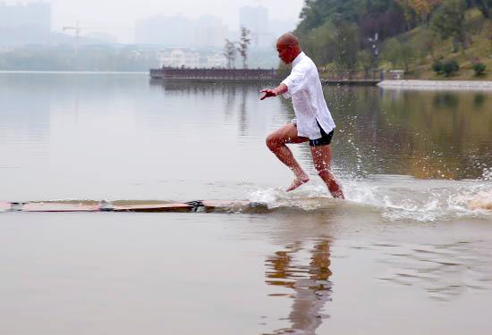 泉州少林武僧长沙成功水上漂120米-刷新世界纪录3