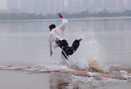 泉州少林武僧长沙成功水上漂120米-刷新世界纪录2