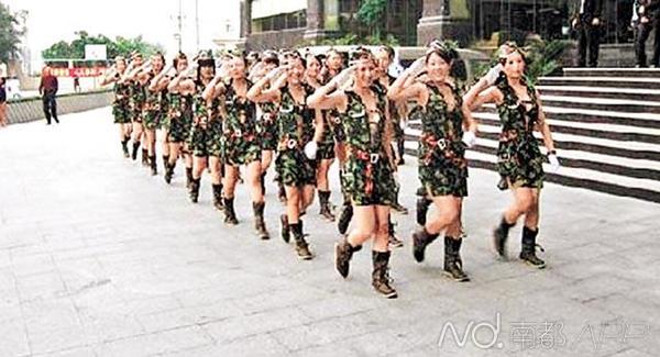 东莞金朗酒店曾因组织“小姐阅兵”事件走红网络，有网友爆出刘伯权是幕后老板。刘伯权虽否认，但南都记者在其出示的金朗酒店工商登记信息中，排名第三的股东正是刘的大儿子。图片来源于网络