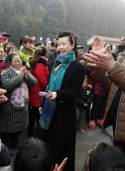 姚林辉为都江堰的父老乡亲们激情演唱，博得阵阵喝彩