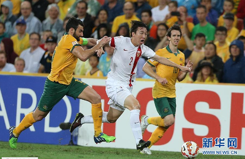 1月22日，中国队球员任航（中）在比赛中拼抢。当日，在澳大利亚布里斯班体育场进行的2015年亚洲杯足球赛四分之一比赛中，中国队对阵澳大利亚队。 新华社记者曹灿摄