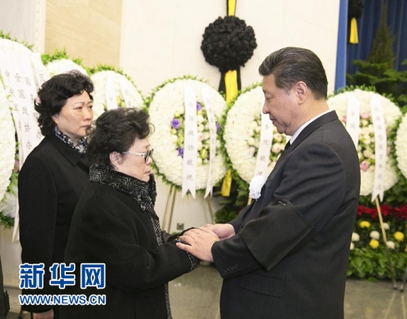 1月22日，张万年同志遗体在北京八宝山革命公墓火化。习近平、张德江、俞正声、刘云山、王岐山、张高丽等前往八宝山送别。这是习近平与张万年亲属握手，表示深切慰问。新华社记者马占成摄