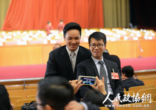 1月26日下午，政协北京市第十二届委员会第三次会议闭幕?；嵋橥ü本┦械谑煳被岬谌位嵋楣赜诔Ｎ裎被峁ぷ鞅ǜ娴木鲆?，通过政协北京市第十二届委员会第三次会议政治决议。图为闭幕会前，委员们拍照留念。记者 齐波 摄_副本