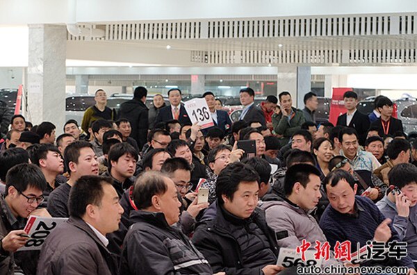 公车拍卖第二日车辆全部卖出 神秘买家拍下20余辆 2