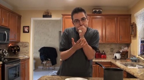 男子视频展示剥蛋壳神技 轻轻一吹蛋壳剥落