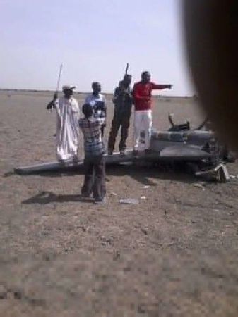 村民似乎已经拆走了飞机上的导弹和炸弹