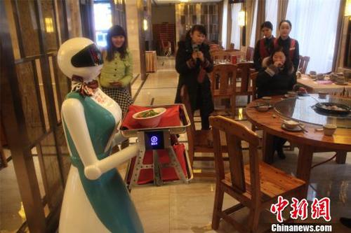 图为机器人服务员正在为客人服务。　戴璐　摄