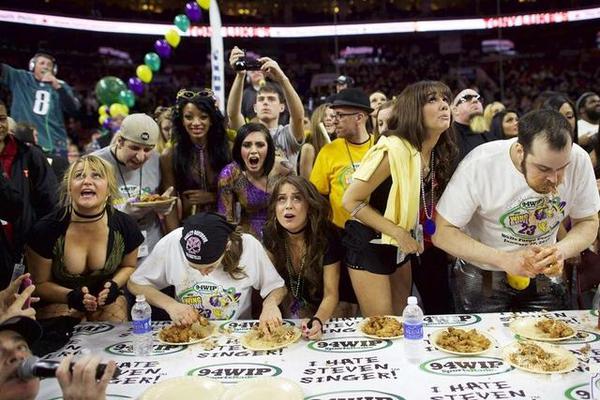 2015年1月30日，美国费城，当地举办一年一度的吃鸡翅大赛，一群“最佳吃货”展开激烈角逐。