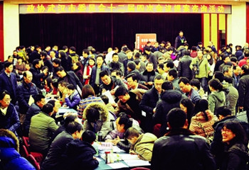 昨日，市政协举行提案咨询活动，数百名市政协委员与20个政府职能部门负责人面对面交流，问计民生。本版摄影 记者陈亮_副本