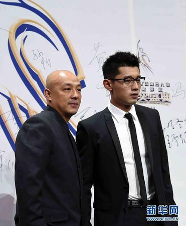 2月1日，乒乓球国手张继科（右）、国家乒乓球队教练肖战在颁奖典礼红毯仪式上。当日，“2014CCTV体坛风云人物年度评选”颁奖典礼在京举行。 新华社记者公磊摄