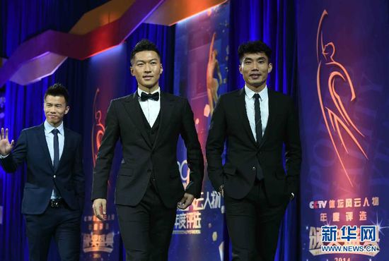 2月1日，中国国家男子足球队队员郑智、吴曦、孙可（从右到左）在颁奖典礼红毯仪式上。当日，“2014CCTV体坛风云人物年度评选”颁奖典礼在京举行。 新华社记者公磊摄