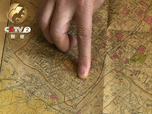 　薛冰为记者图解真实历史遗迹