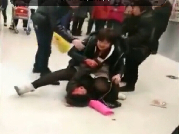 沈阳一女子因口角骑打68岁老太 大喊我眼镜三万多2