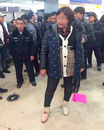 沈阳一妇女超市骑打老太-大喊“我眼镜三万多”5