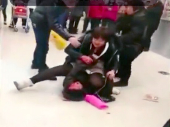 沈阳一妇女超市骑打老太-大喊“我眼镜三万多”4