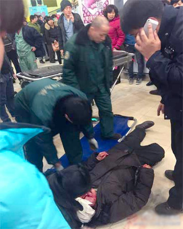 沈阳一妇女超市骑打老太-大喊“我眼镜三万多”3