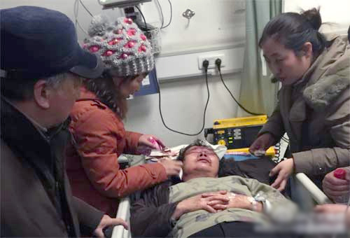 沈阳一妇女超市骑打老太-大喊“我眼镜三万多”2