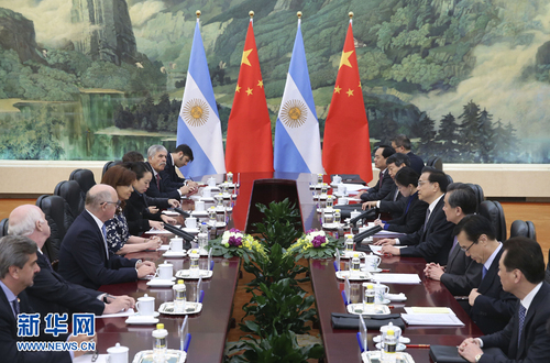 2月5日，国务院总理李克强在北京人民大会堂会见阿根廷总统克里斯蒂娜。 新华社记者 庞兴雷 摄2