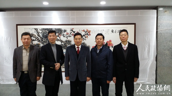 广东省政协副主席梁伟发（中）、广东省政协社法委专职副主任王少勇（右一）等到场祝贺并留影。