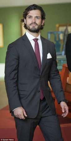 　　瑞典王子卡尔-菲利普是个有故事的人。他曾经在参加赛车比赛时车辆失控险些出事，曾经在戛纳度假时参加彻夜狂欢派对被人打了耳光，还曾经因为护照忘在旅馆而错过航班，单枪匹马一个人飞往美国，而入关的时候美国警方却怎么也不相信这位瑞典王子会独自来美国。