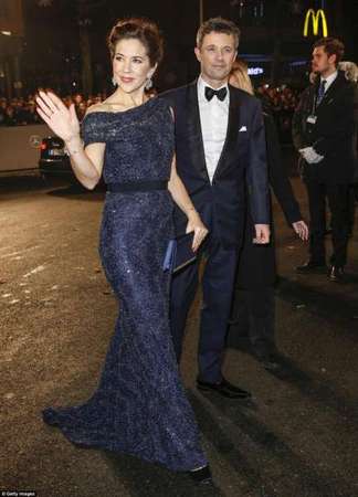 并不是所有发生在现实王子公主之间的爱情故事都像童话里一样甜蜜。丹麦王储弗雷德里克并不怎么喜欢他的王妃玛丽，一度有相当多的婚外绯闻，这些不光彩的故事甚至还被拍成电影即将搬上银幕。