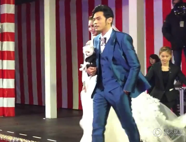 周杰伦婚宴酒店现场曝光 昆凌再抱爱犬走红毯