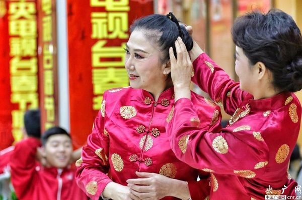 15演员们在后台待场