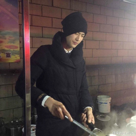 “最帅年糕小哥”走红-称要努力赚钱照顾家人2