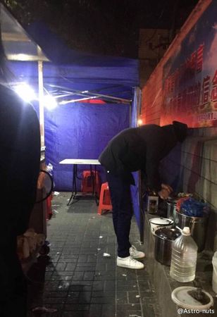 别人家的楼下！炒年糕小哥酷帅走红