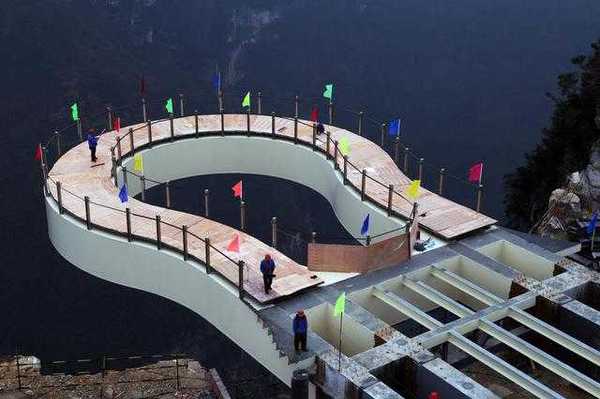 2月11日，重庆云阳龙缸景区悬挑玻璃景观廊桥最后一块玻璃顶推成功，被誉为世界第一悬挑玻璃景观廊桥正式建成，比举世闻名的美国科罗拉多大峡谷玻璃廊桥悬挑还长5米多，将成为重庆旅游一大亮点，预计今年5月对外开放。图为廊桥推举成功。
