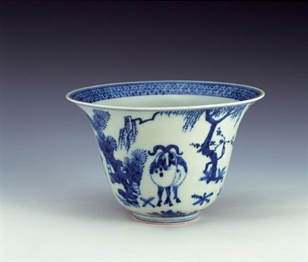 明嘉靖景德镇窑青花松竹梅三羊图碗 (图片由上博提供) 明嘉靖景德镇窑青花松竹梅三羊图碗 (图片由上博提供)