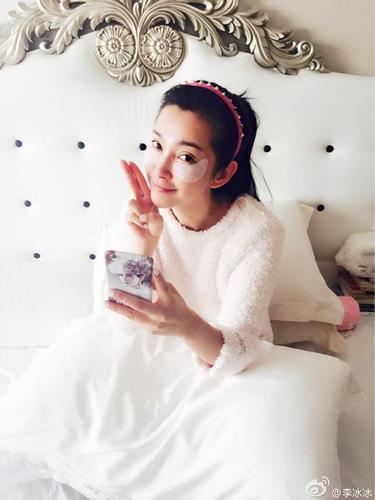 图为李冰冰晒出的过年照。