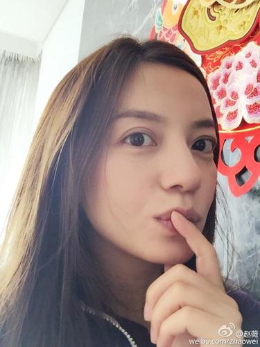 图为赵薇晒出的新年过年照。