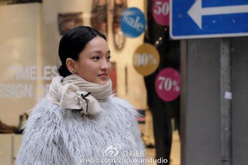 图为周迅晒出的过年照。