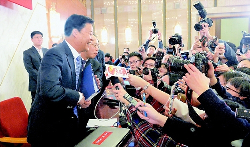 3月2日，全国政协十二届三次会议在人民大会堂一楼新闻发布厅召开新闻发布会。图为发言人吕新华笑答记者问。    本报记者  贾宁  摄