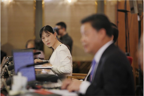 2015年03月02日，北京，全国政协十二届三次会议召开新闻发布会。全国政协新闻发言人吕新华在回应反腐问题上表示，党和政府以及人民群众在反腐问题上的态度是一致的，并且使用了网络热词“任性”以及“铁帽子王”，这些词难住现场翻译。