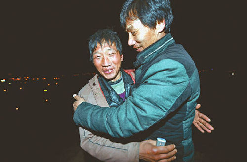 石志勇与来接他的叔叔相拥