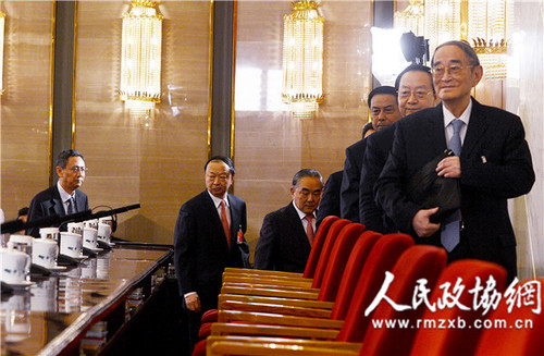 15A图为参加媒体会的发言人步入会场。本报记者  田福良摄