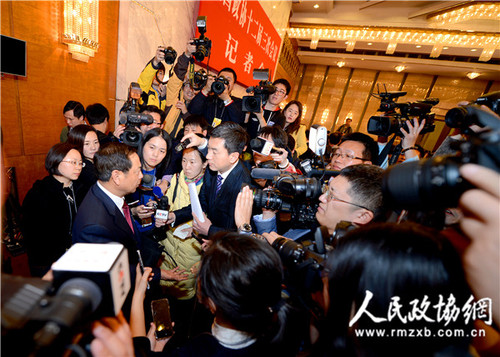 7A记者会结束后媒体依然问题不断的围着陈锡文提问