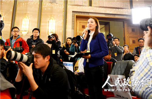 18A记者提问。本报记者  田福良摄