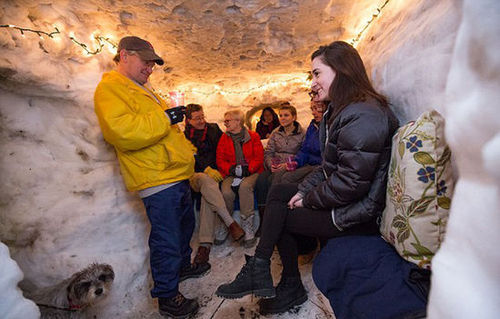 麦克卡夫一家和邻居们在雪屋中举行了一个小型派对。（网页截图）