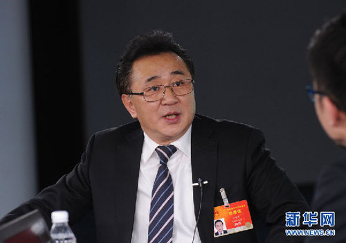 2015年3月10日，全国人大代表、安徽省蚌埠市委副书记、市长白金明做客新华访谈，与网友分享他对依法治国、依法行政的体会和期待，以及介绍建设法治蚌埠的规划部署。图为白金明在访谈现场。 新华网 陈竞超 摄