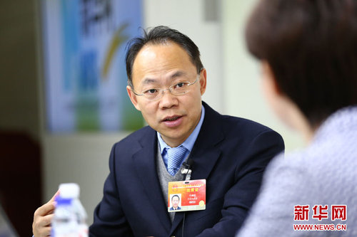 2015年3月11日，第十二届全国人大代表，中国工程院院士，生物芯片北京国家工程研究中心主任，博奥生物集团有限公司总裁程京做客新华会客厅。图为程京解答主持人问题。新华网 贾振 摄